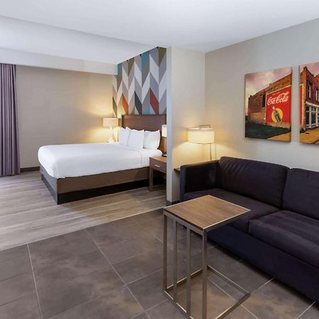 La Quinta Inn & Suites By Wyndham Tulsa Downtown - Route 66 Экстерьер фото