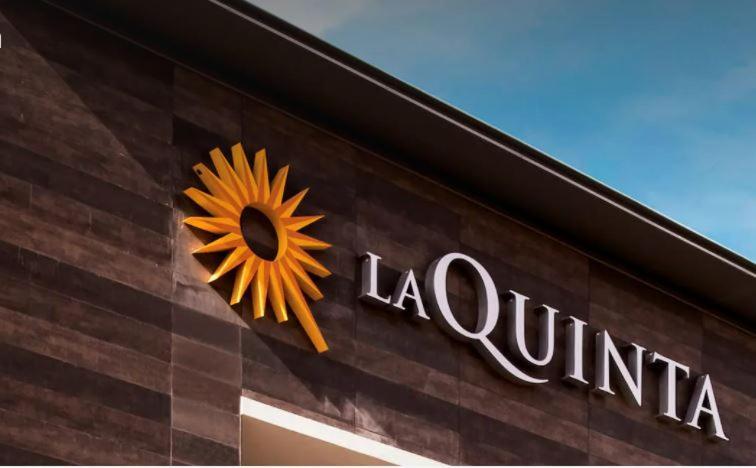 La Quinta Inn & Suites By Wyndham Tulsa Downtown - Route 66 Экстерьер фото