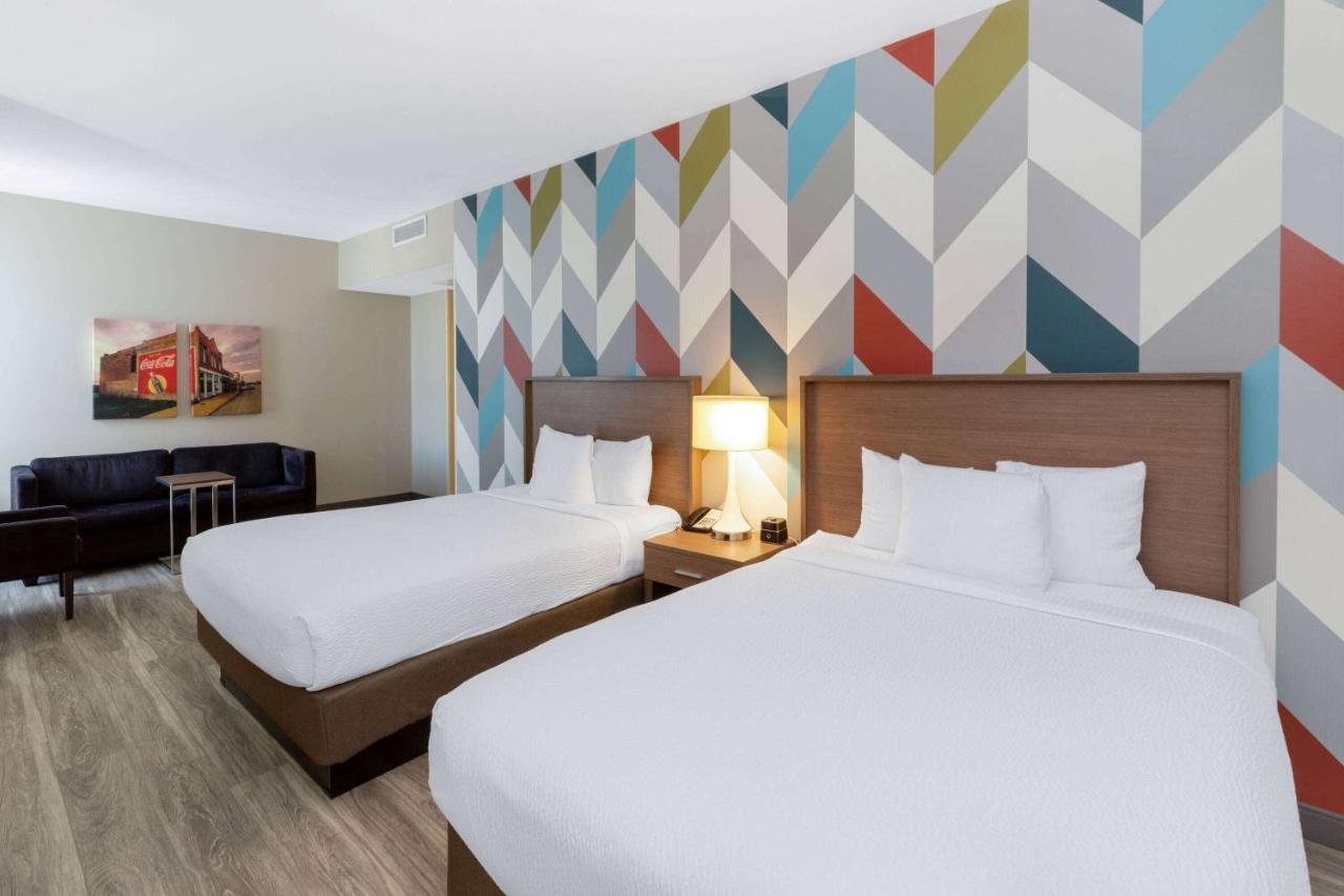 La Quinta Inn & Suites By Wyndham Tulsa Downtown - Route 66 Экстерьер фото