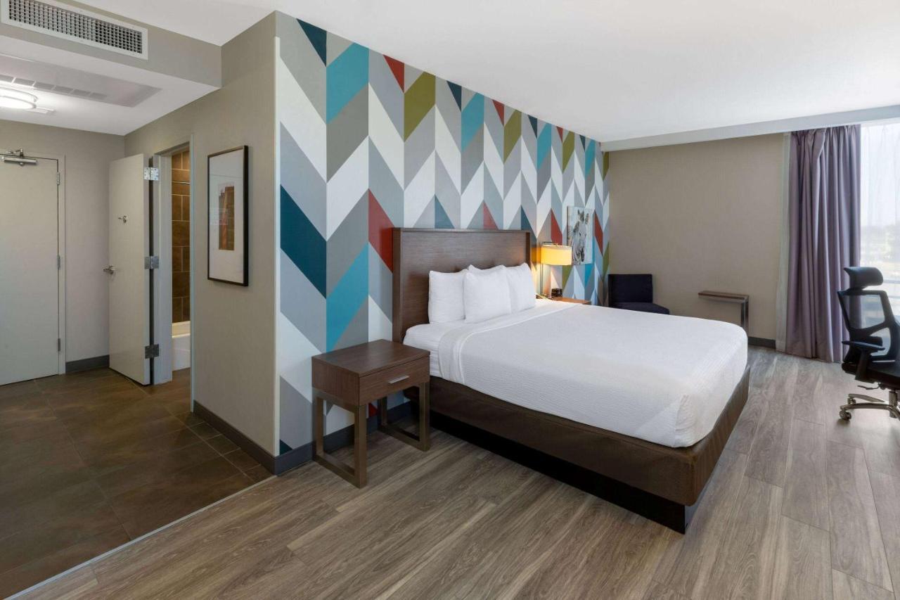 La Quinta Inn & Suites By Wyndham Tulsa Downtown - Route 66 Экстерьер фото