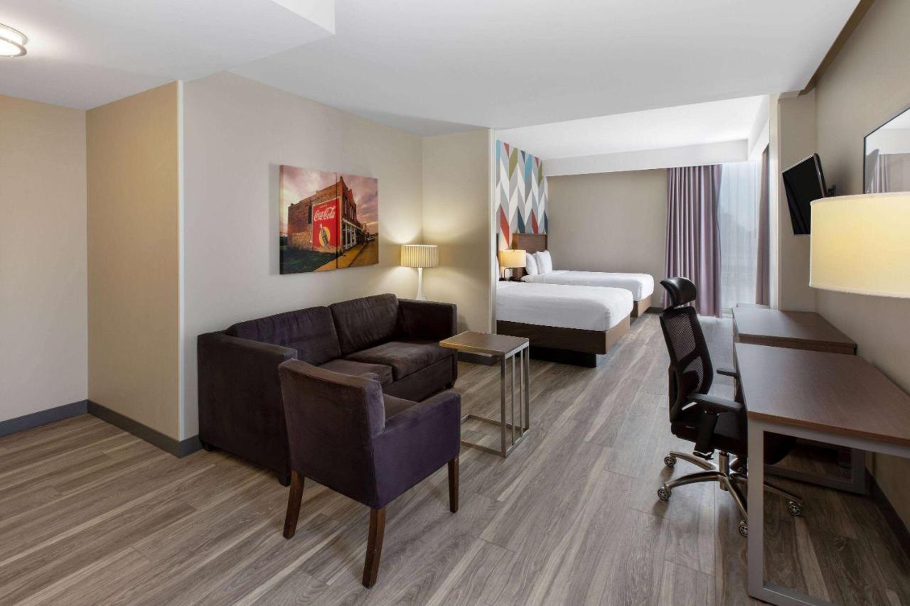 La Quinta Inn & Suites By Wyndham Tulsa Downtown - Route 66 Экстерьер фото