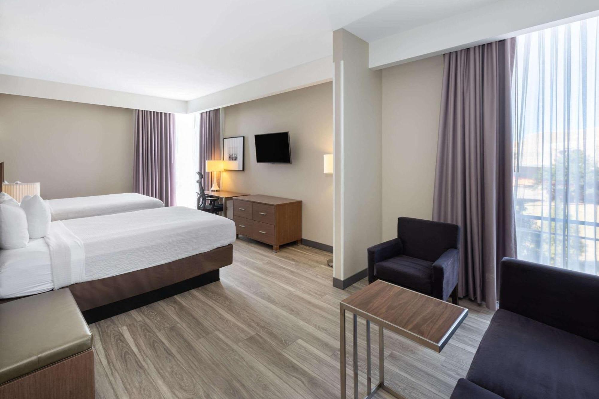 La Quinta Inn & Suites By Wyndham Tulsa Downtown - Route 66 Экстерьер фото